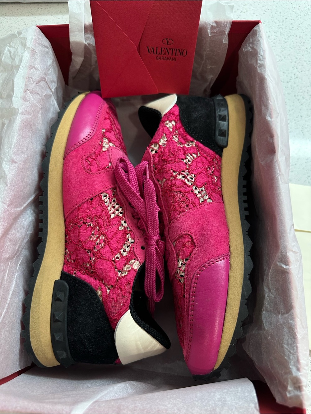 Valentino Garavani Pink Lace Rockstud Sneakers – JW2S0291 – EU 37 / US 6.5 – Wit